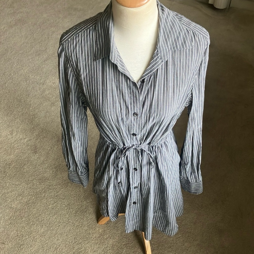 Impeccably detailed Lafayette 148 L cotton tie waist shirt